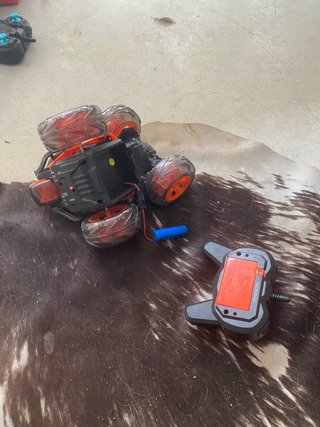Coche RC con ruedas giratorias y mando