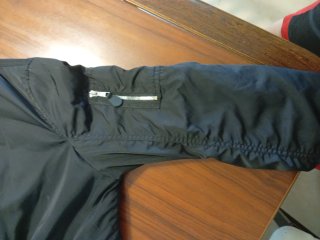 Chaqueta bomber Bershka negra interior azul