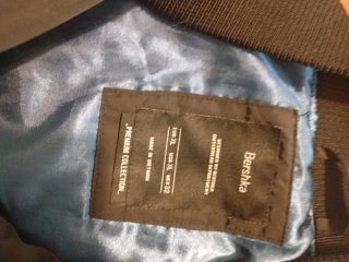 Chaqueta bomber Bershka negra interior azul