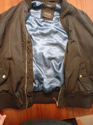 Chaqueta bomber Bershka negra interior azul