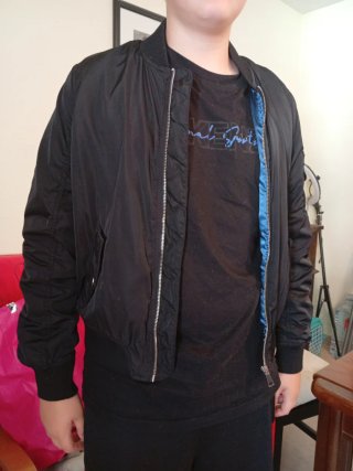 Chaqueta bomber Bershka negra interior azul
