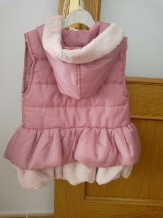 Chaleco niña rosa con volantes y lazo