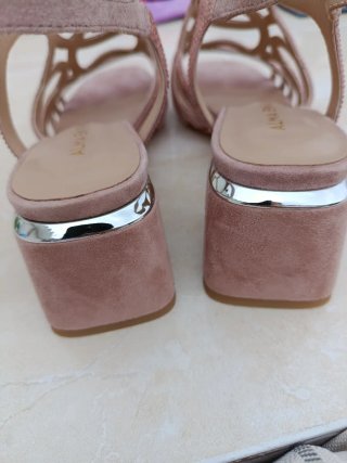 Sandalias tacón rosa adornos dorados