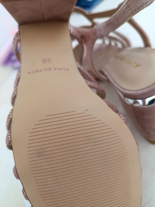 Sandalias tacón rosa adornos dorados