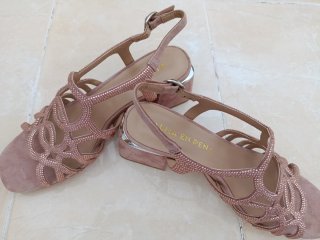 Sandalias tacón rosa adornos dorados