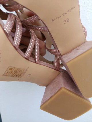 Sandalias tacón rosa adornos dorados