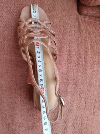 Sandalias tacón rosa adornos dorados