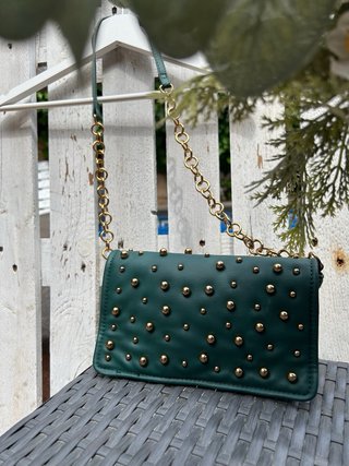 Bolso Zara verde con tachuelas doradas