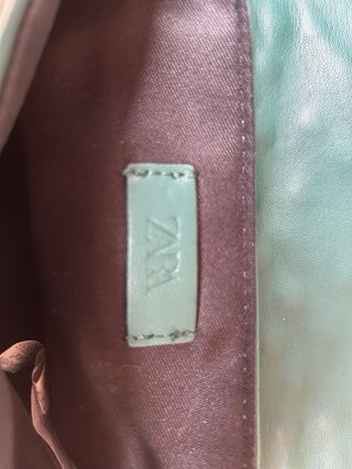 Bolso Zara verde con tachuelas doradas