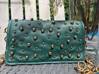 Bolso Zara verde con tachuelas doradas