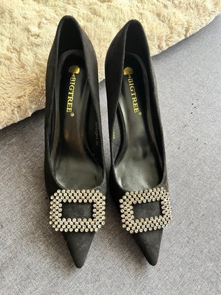 Zapatos de tacón negros con pedrería