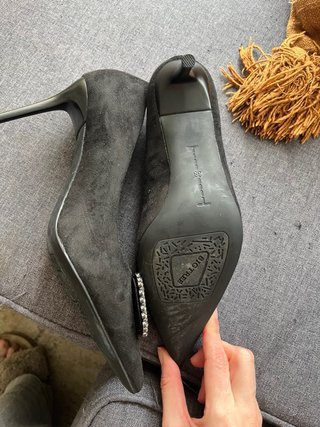 Zapatos de tacón negros con pedrería