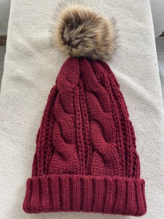 Gorro de lana granate con pompón