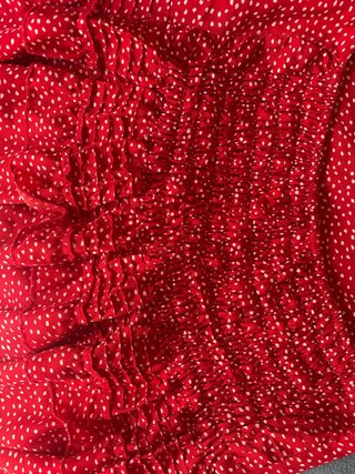 Falda larga roja con lunares blancos