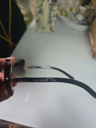 Gafas de sol grises y negras