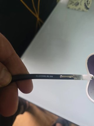 Gafas de sol grises y negras
