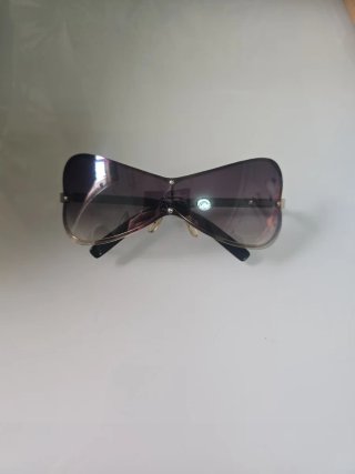 Gafas de sol grises y negras