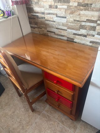 Escritorio madera y silla cristal