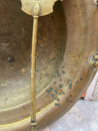Brasero de latón antiguo con pala