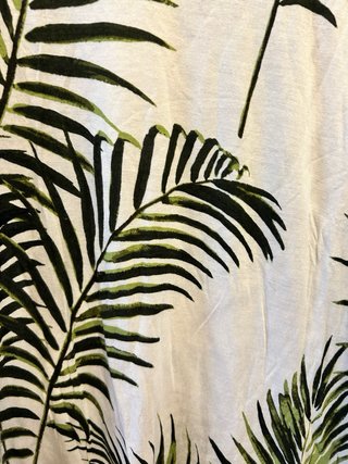 Camiseta con estampado de hojas tropicales