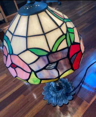 Lampada da tavolo Tiffany con vetrate floreali