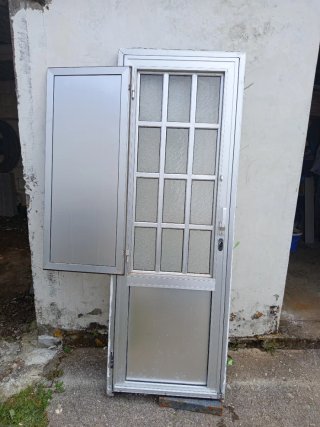Puerta aluminio con cristal y panel