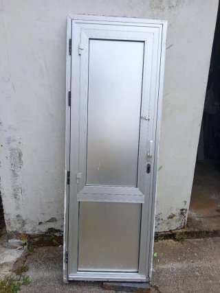 Puerta aluminio con cristal y panel