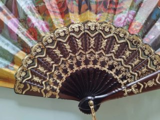 Elegante abanico Sevillano