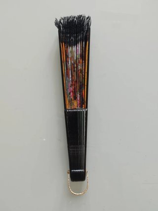 Elegante abanico Sevillano