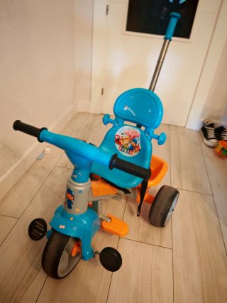Triciclo infantil con pedales y manillar FEBER