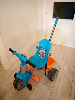 Triciclo infantil con pedales y manillar FEBER