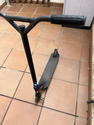Patinete negro con ruedas moradas