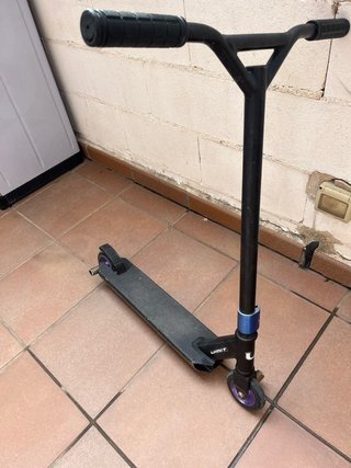Patinete negro con ruedas moradas