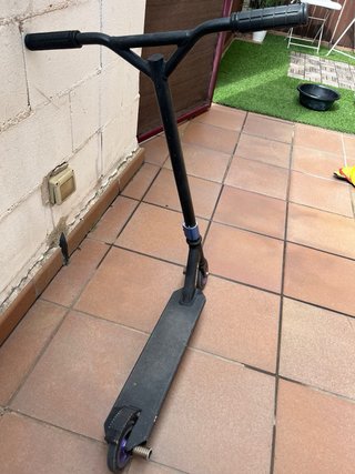 Patinete negro con ruedas moradas