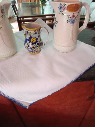 Jarras de cerámica y tapete antiguo