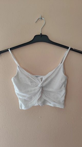 Top blanco con nudo frontal