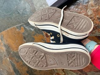 Zapatillas Converse Negras con Corazón Dorado