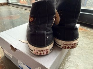 Zapatillas Converse Negras con Corazón Dorado