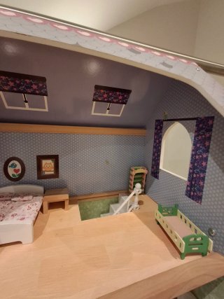 Casita de muñecas de madera, con complementos