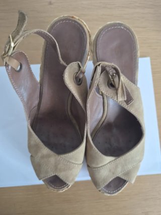 Tacones de cuña beige y marrón