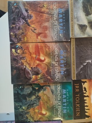 Libros de fantasía épica y ciencia ficción.