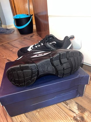 Zapatillas negras reflectantes