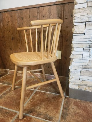 Silla de madera y ratán