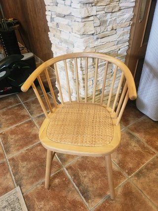 Silla de madera y ratán