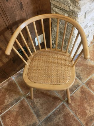 Silla de madera y ratán