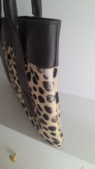 Bolso de piel de vacuno estampado leopardo.