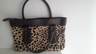Bolso de piel de vacuno estampado leopardo.