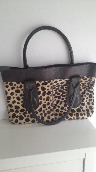 Bolso de piel de vacuno estampado leopardo.