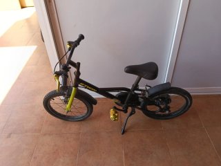 Bicicleta infantil 16 B'TWIN .Muy buen estado .