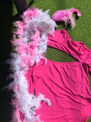 Body rosa con escote asimétrico